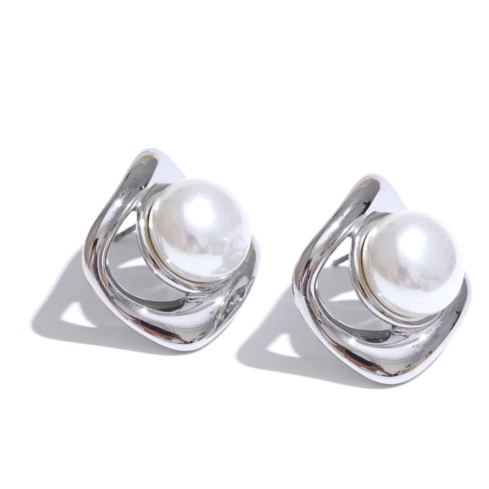 Quadrate Pearl Stud Earring
