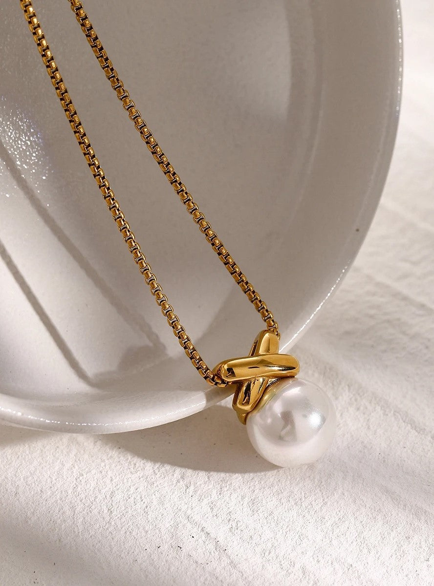 Stimulated Pearl Chain Necklace