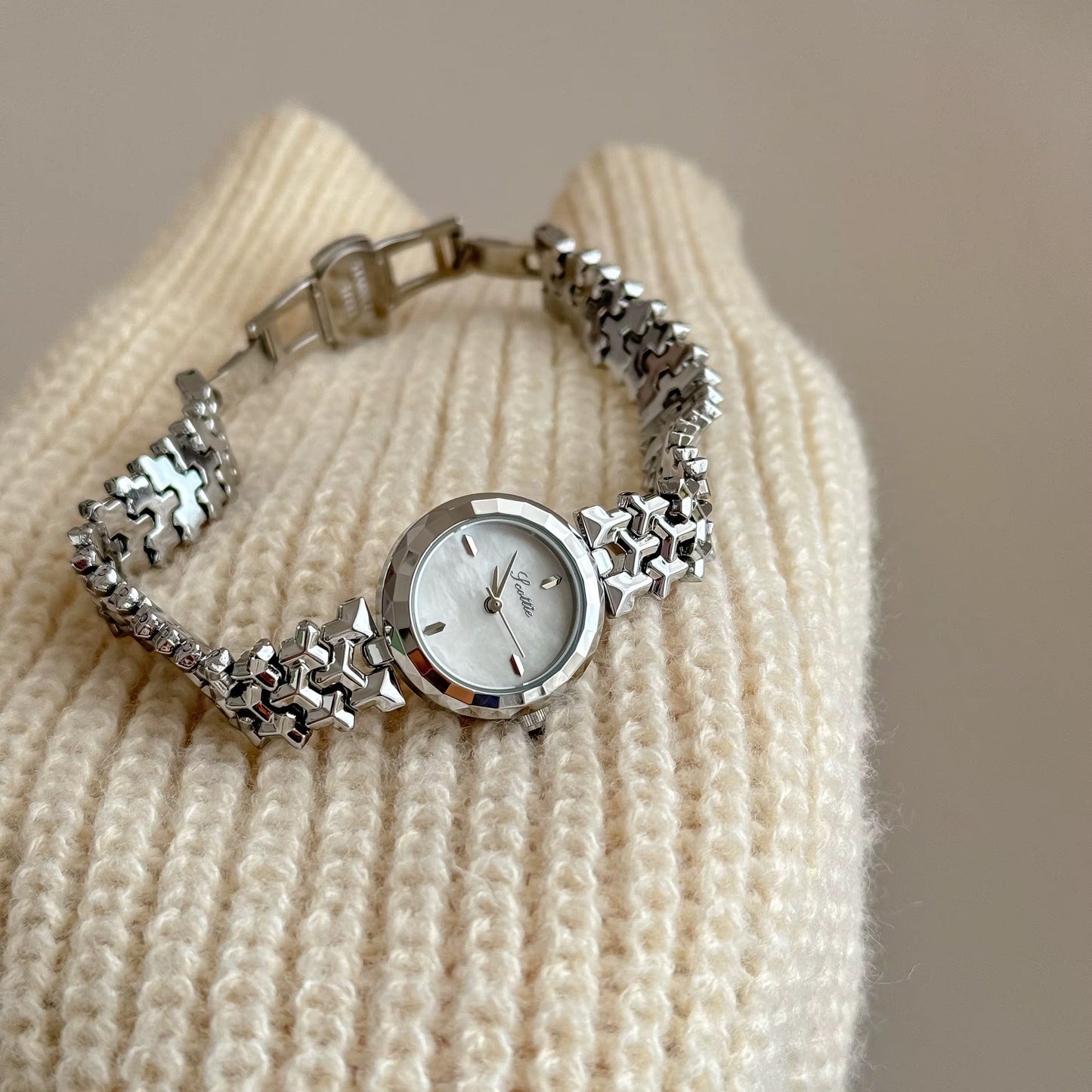 Ladies Round Quartz Watch - 18.5mm