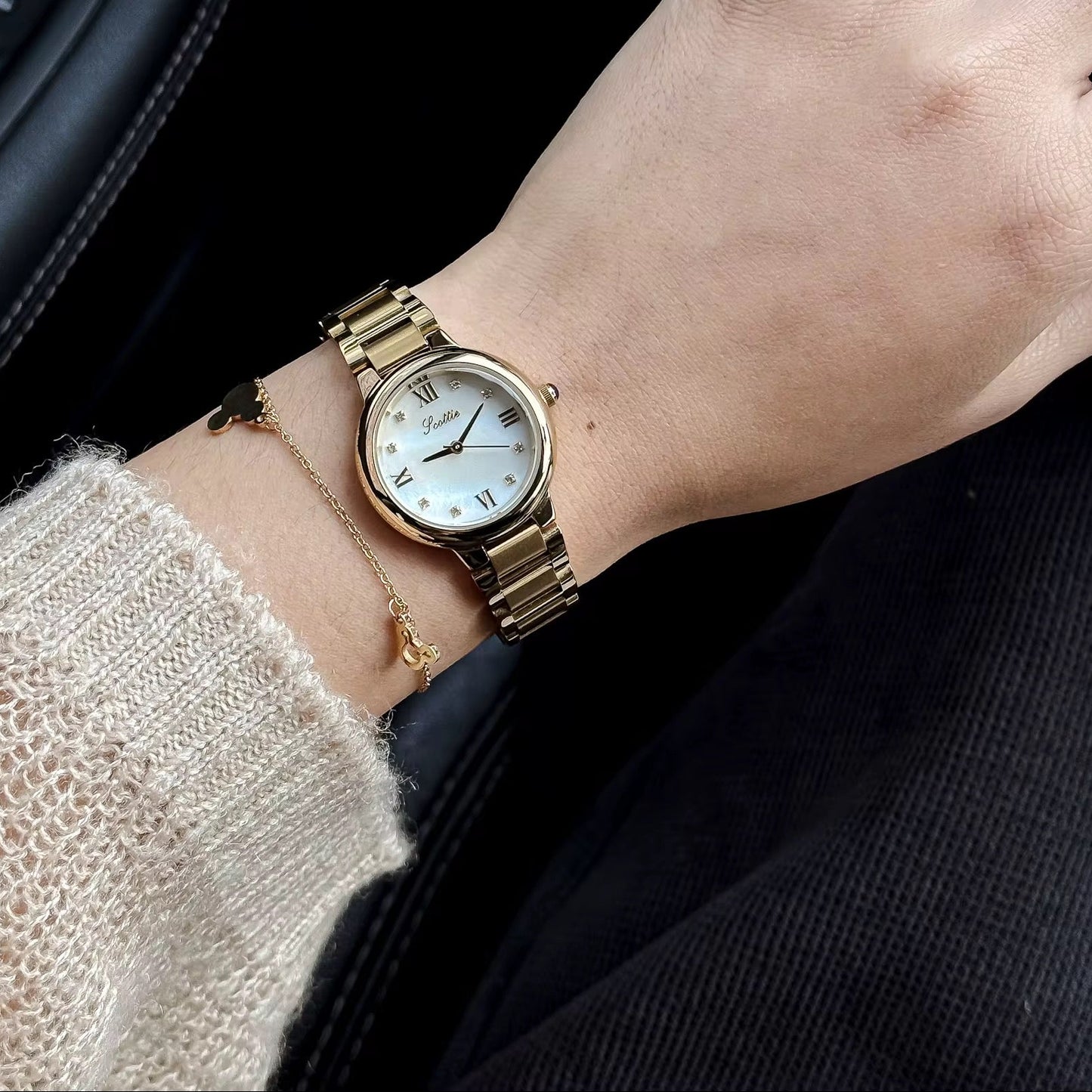 Round Face Women Quartz Watch - 28mm
