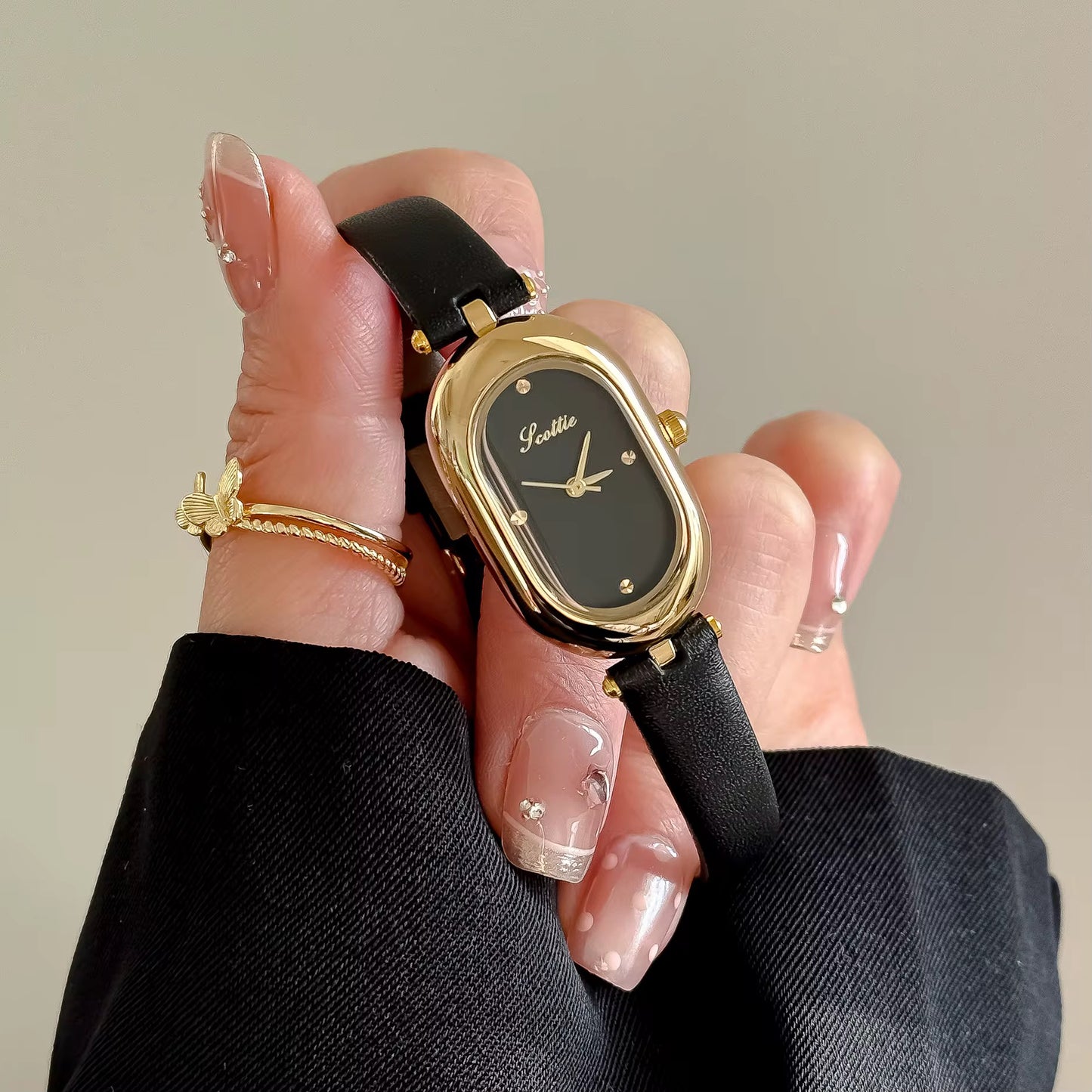 Women Leather Oval Watches - 32.5mm