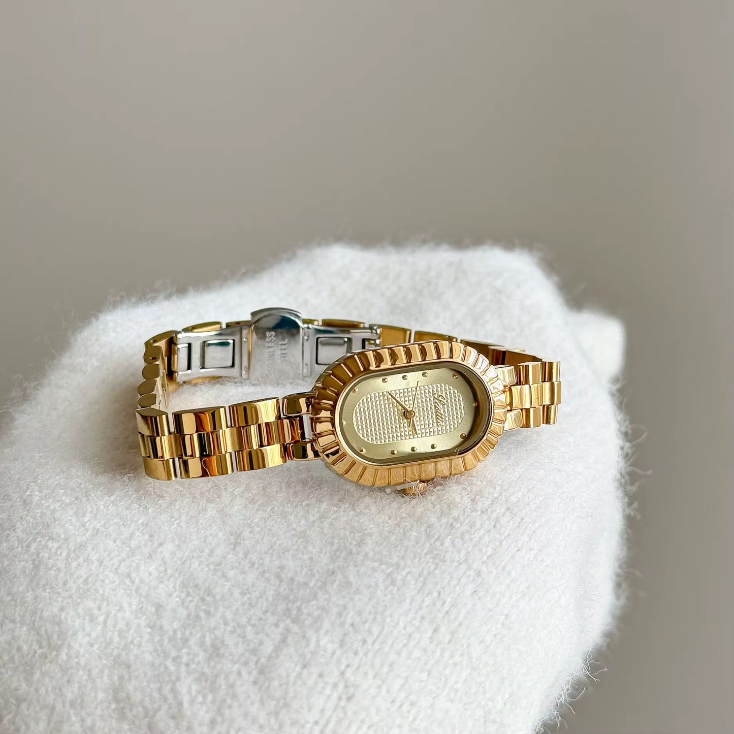 Women Vintage Stainless Steel Watch - 30.5mm