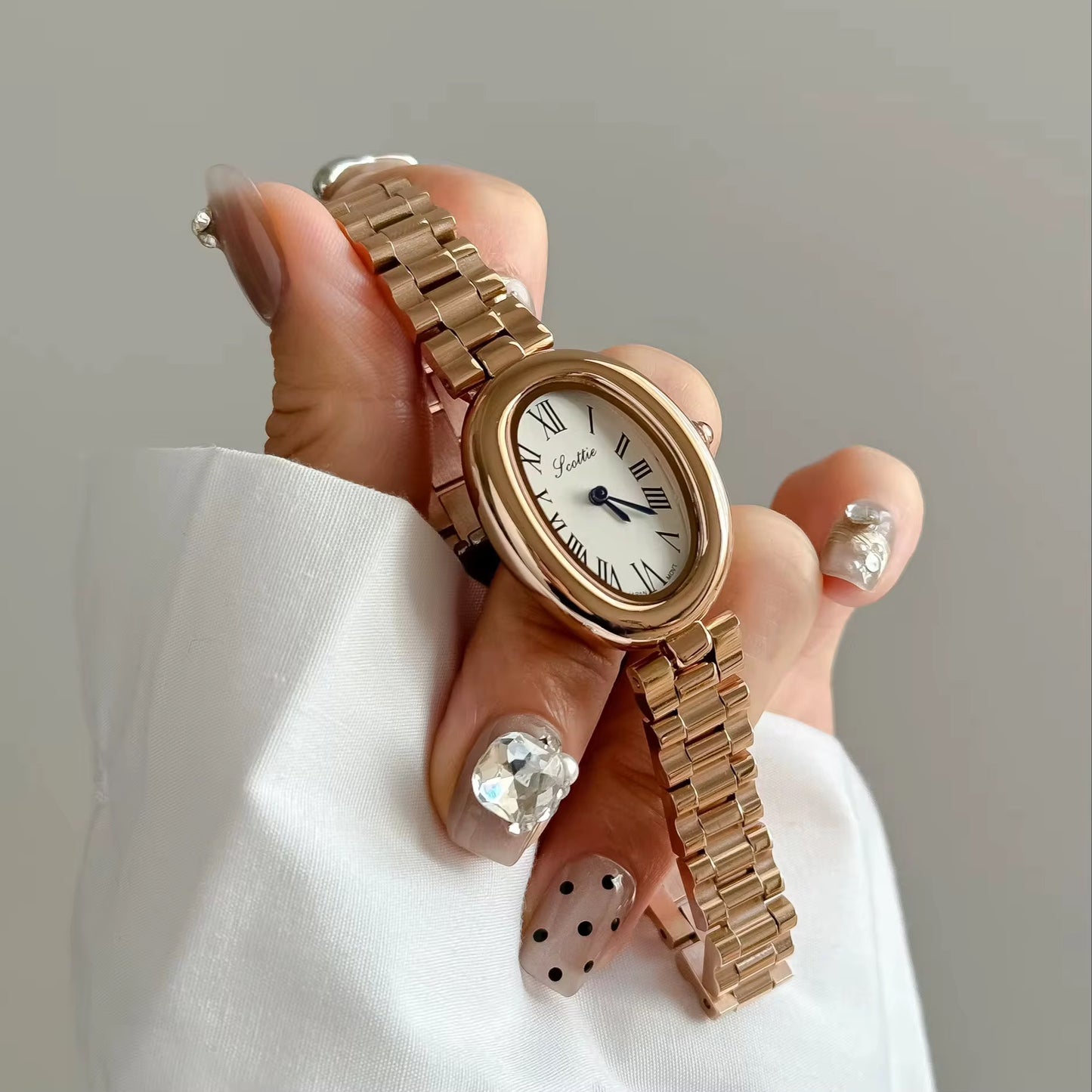 Women Oval Vintage Watch - 32mm