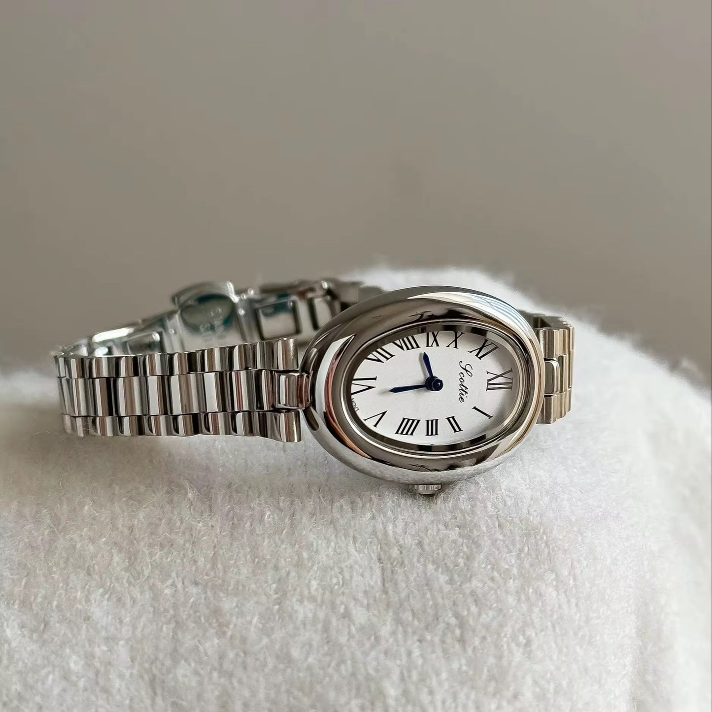 Women Oval Vintage Watch - 32mm