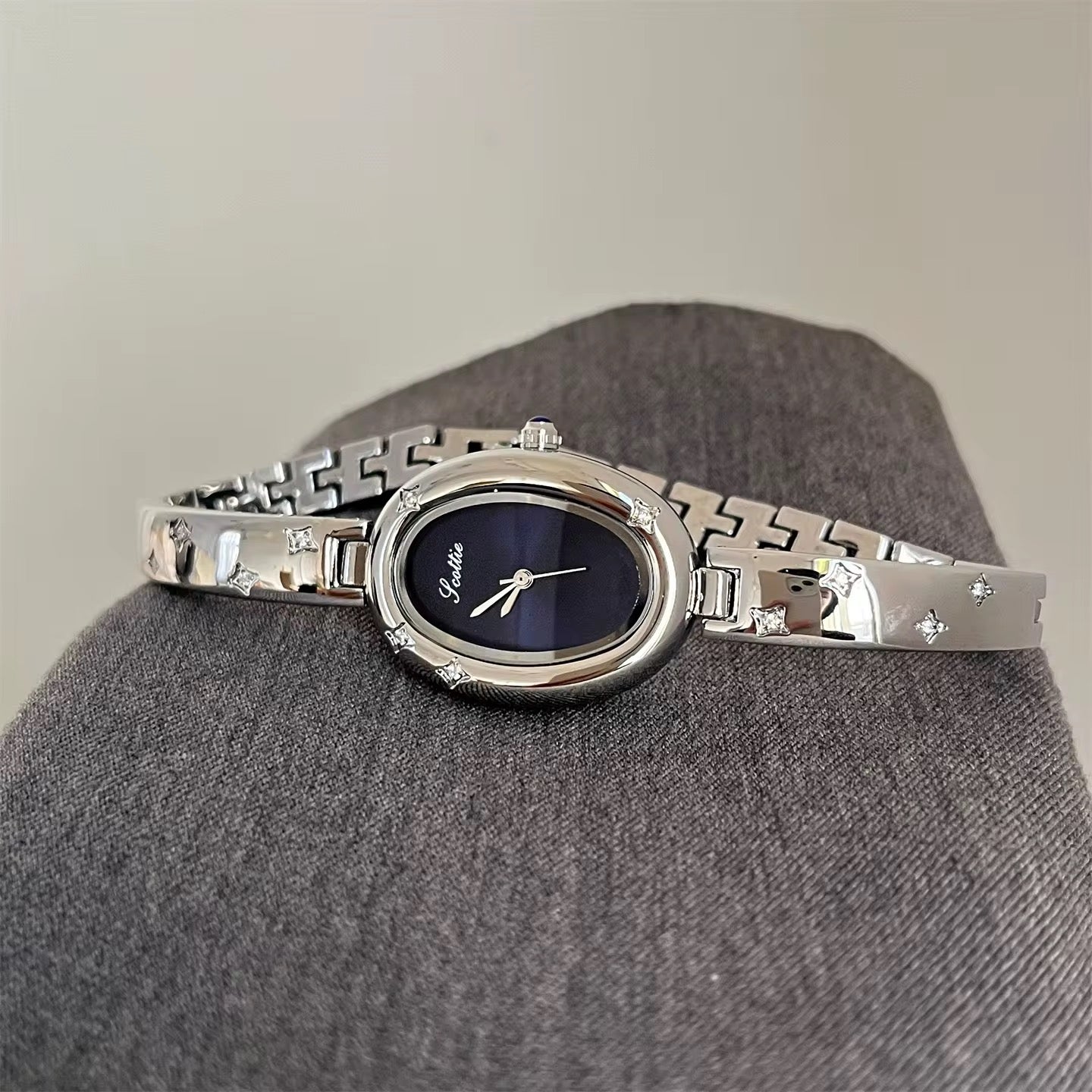 Women Oval Stainless Steel Watch - 24mm