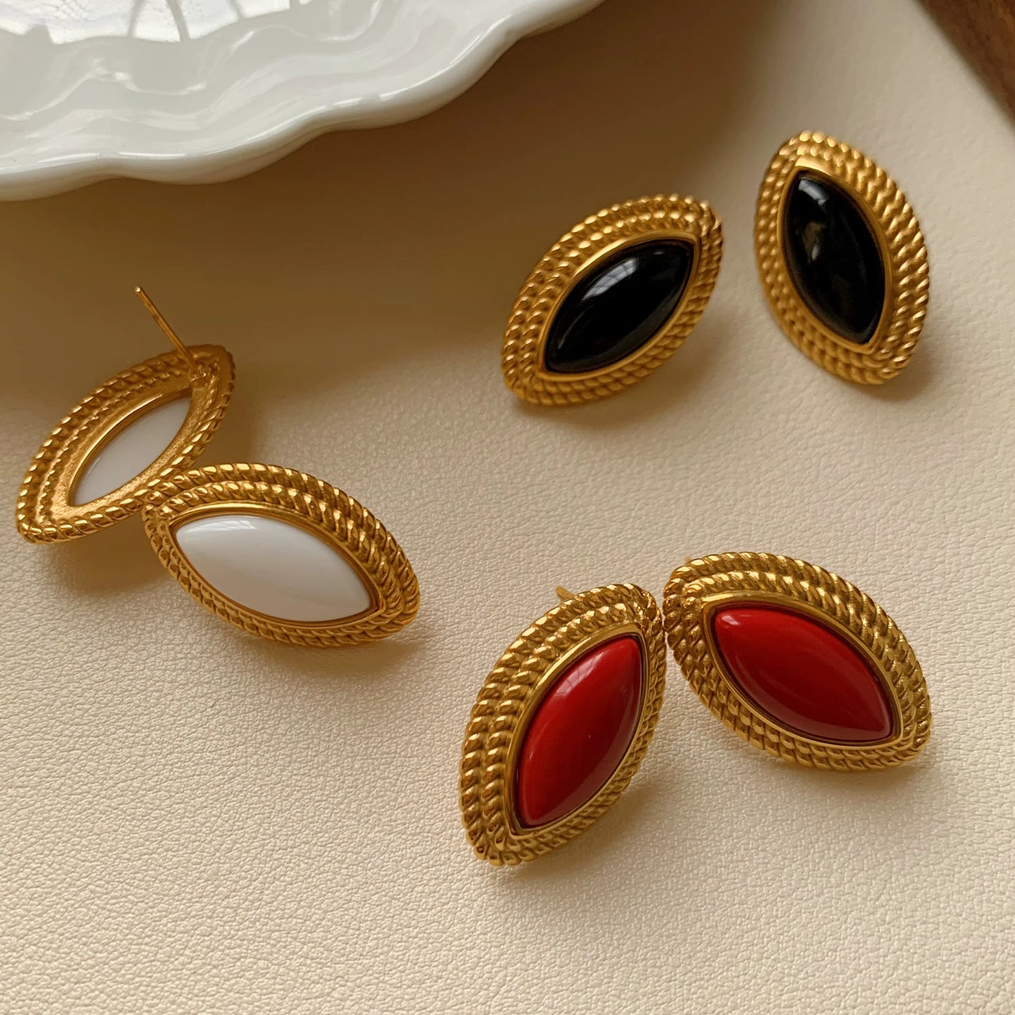 Vintage Enamel - Oval Earring